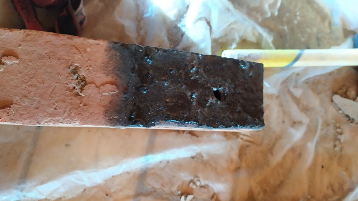 Кирпич как будто покрыт лаком.