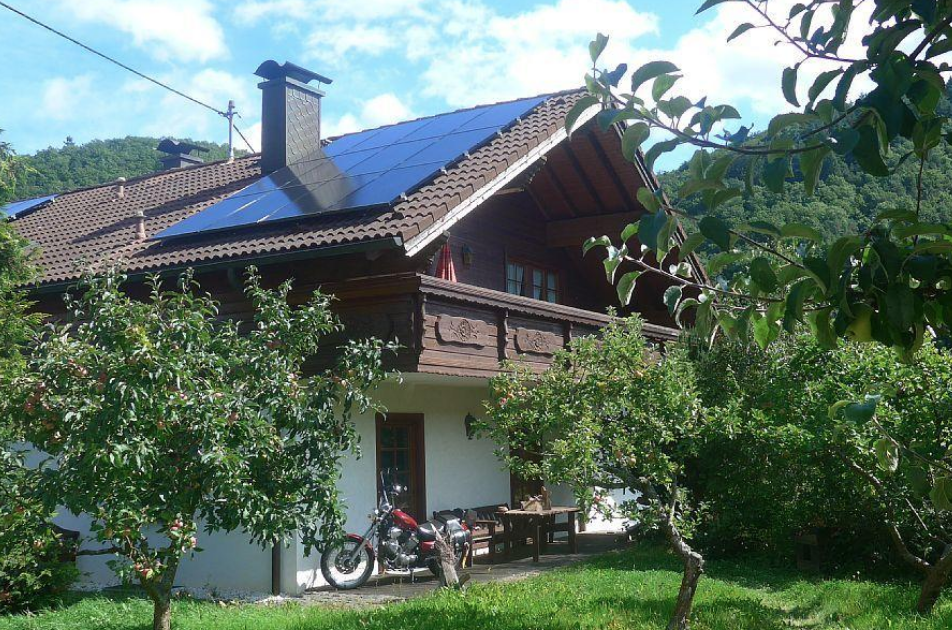 Один из экспонатов под балконом