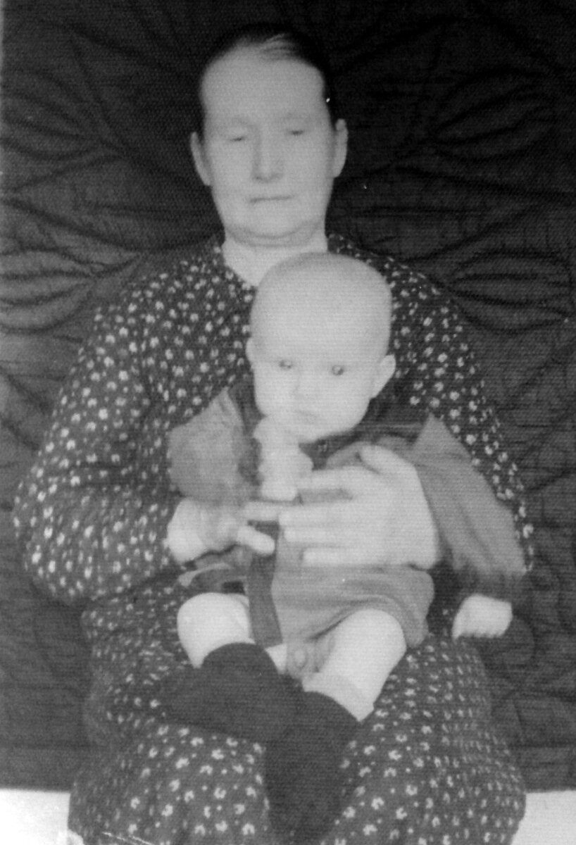 Это я у бабушки на коленях