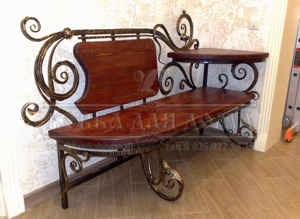 Кованая банкетка с деревянным сиденьем и спинкой.