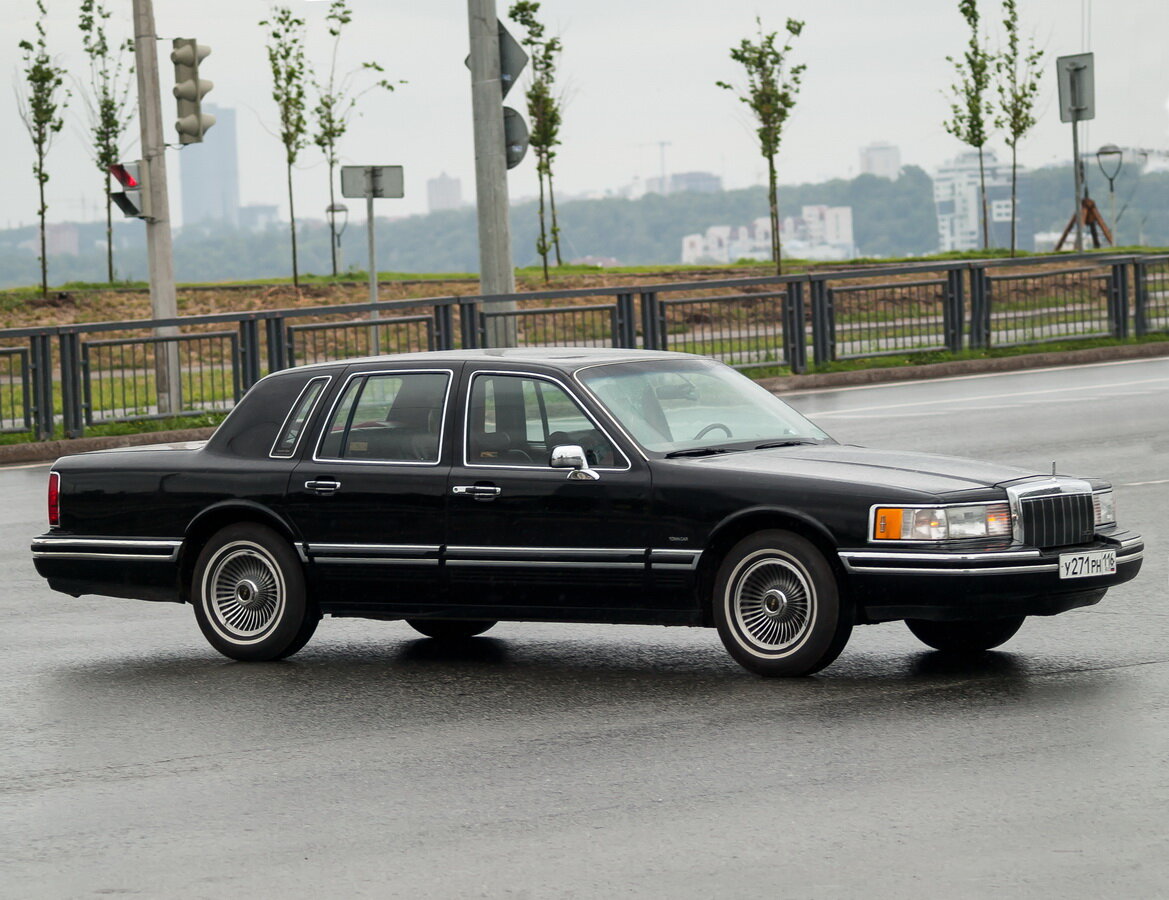 Машины 1990 года выпуска. Линкольн Таун кар 1990. Lincoln Town car. Lincoln Town car 1990 черный. Lincoln Town car II.