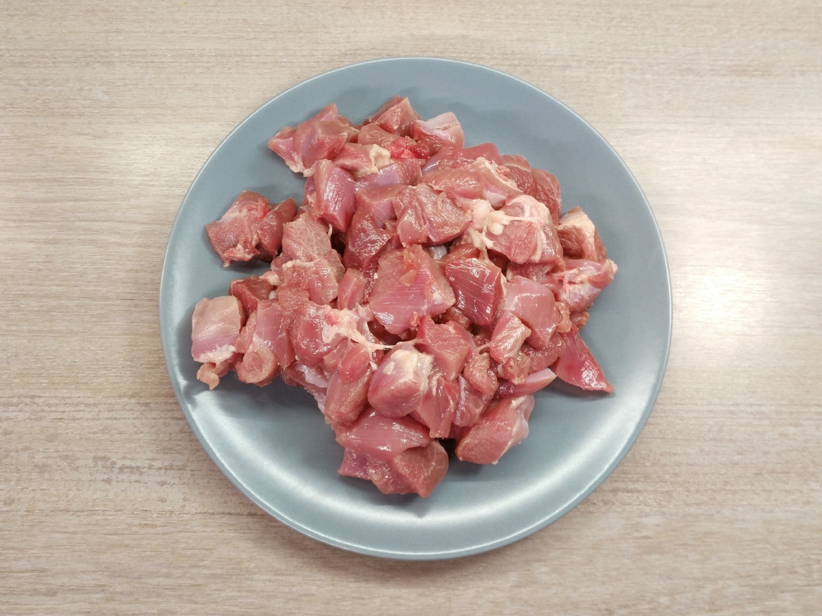 Нарезаем филе крупными кубиками