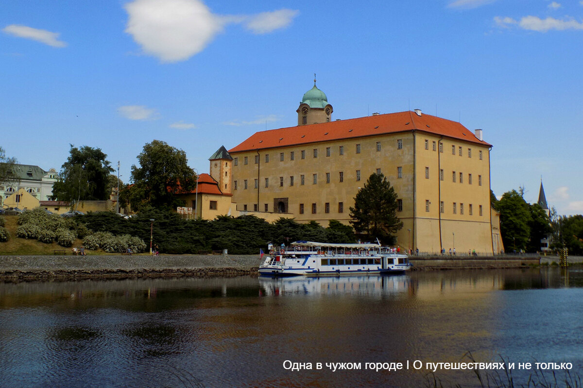 За свою долгую историю замок много раз перестраивался, расширялся и со временем превратился из деревянного форта в королевскую резиденцию.