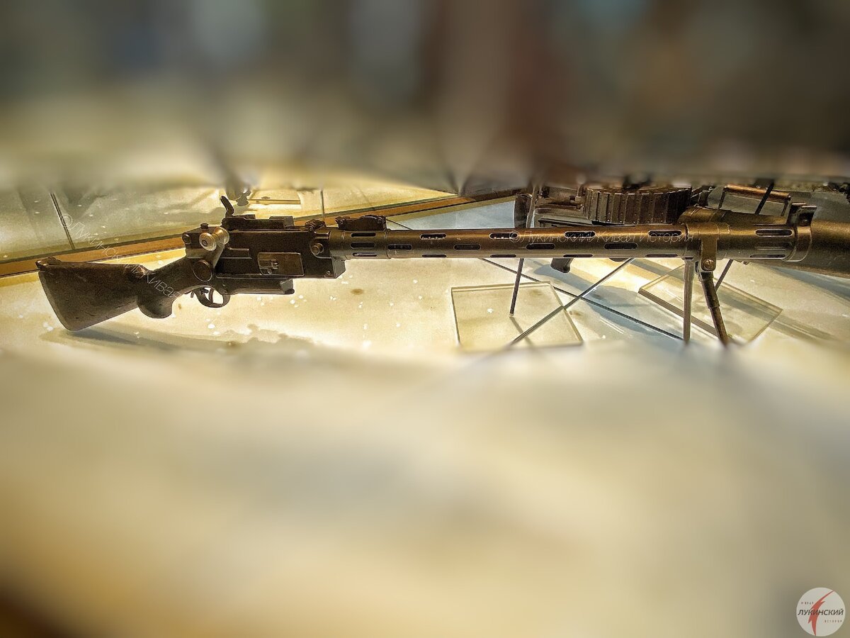 Пулемет Madsen machine gun, вес 9 кг длина чуть больше метра. Темп огня 450 пуль/мин. 