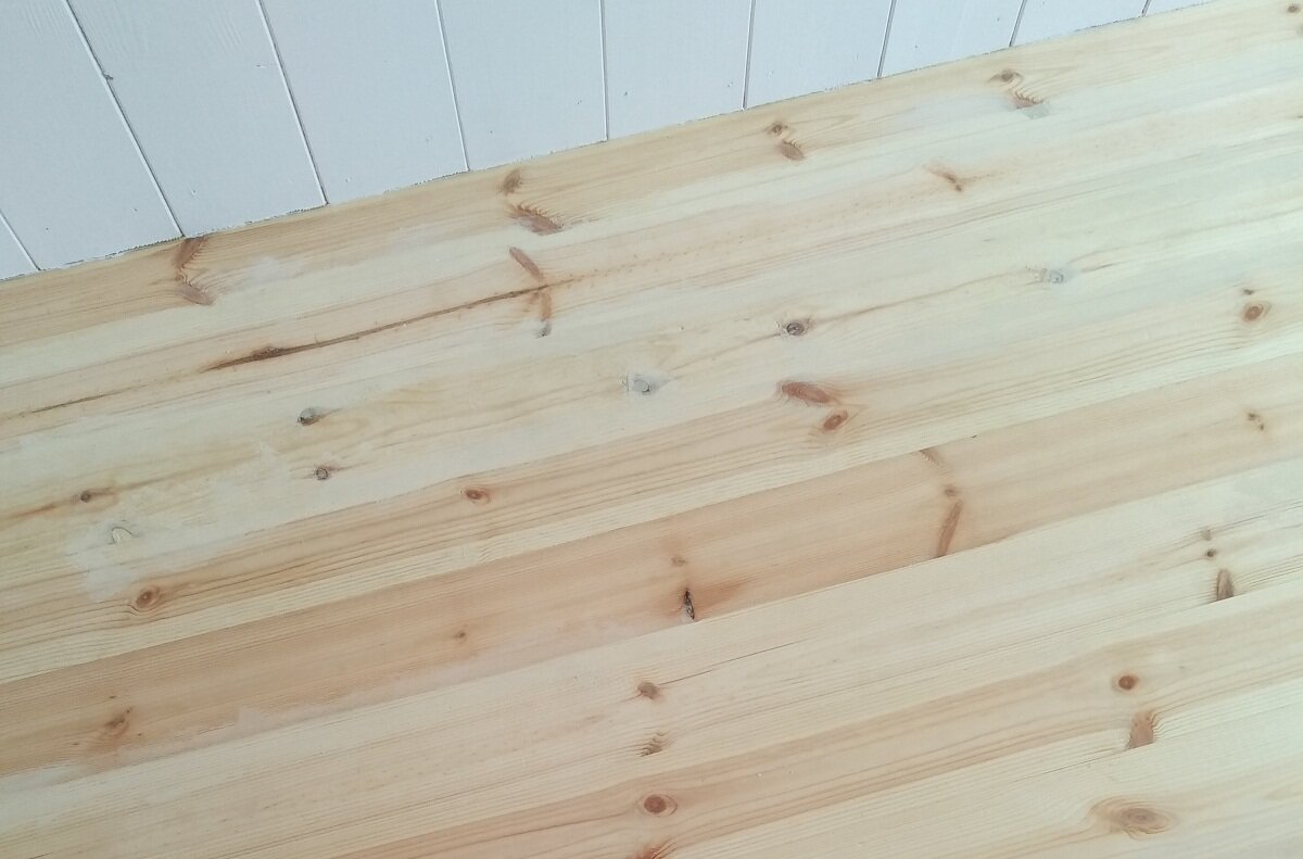 Светлые пятна - это шпатлевка.