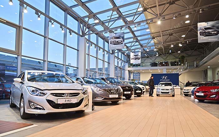 В наши дни — в эпоху беспощадной конкуренции — в дилерских центрах царит полнейший беспредел. Работники автосалонов, словно голодные волки, мертвой хваткой цепляются за каждого потенциального клиента: они, кажется, готовы расшибиться в лепешку, лишь бы сбагрить машину по взвинченной цене и «выстрелить» перед руководством. А все ради того, чтобы в конечном счете сохранить за собой теплое местечко.                                                                                                                                           ТЫСЯЧА И ОДНО УСЛОВИЕ Отыскав на просторах интернета подходящий авто, покупатель звонит в автосалон. По телефону ему говорят, что модель в наличии имеется, и ее цена реально соответствует той, что указана на сайте. Радостный водитель со всех ног бежит к дилеру, дабы успеть взять машину на «вкусных» условиях.
Но но тут то было: на месте оказывается, что привлекательный прайс актуален лишь при выполнении нескольких требований — сдаче прежнего «коня» в Trade In, оформлении всевозможных страховок, покупке дополнительного оборудования на определенную сумму, пробивающую потолок, и поимке инопланетянина.
ОЙ, УЖЕ ПРОДАЛИ
Другой сценарий: искушенный покупатель заранее — еще по телефону — уточняет про возможные условия. Продавец убеждает его, что никаких подводных камней нет: пожалуйста, приезжайте и забирайте машину прямо сейчас. По факту выясняется, что вожделенный экземпляр в дешевой комплектации, якобы, «вот, буквально только что» был куплен другим человеком, а следующий подобный — придет в шоу-рум лишь через двадцать лет.