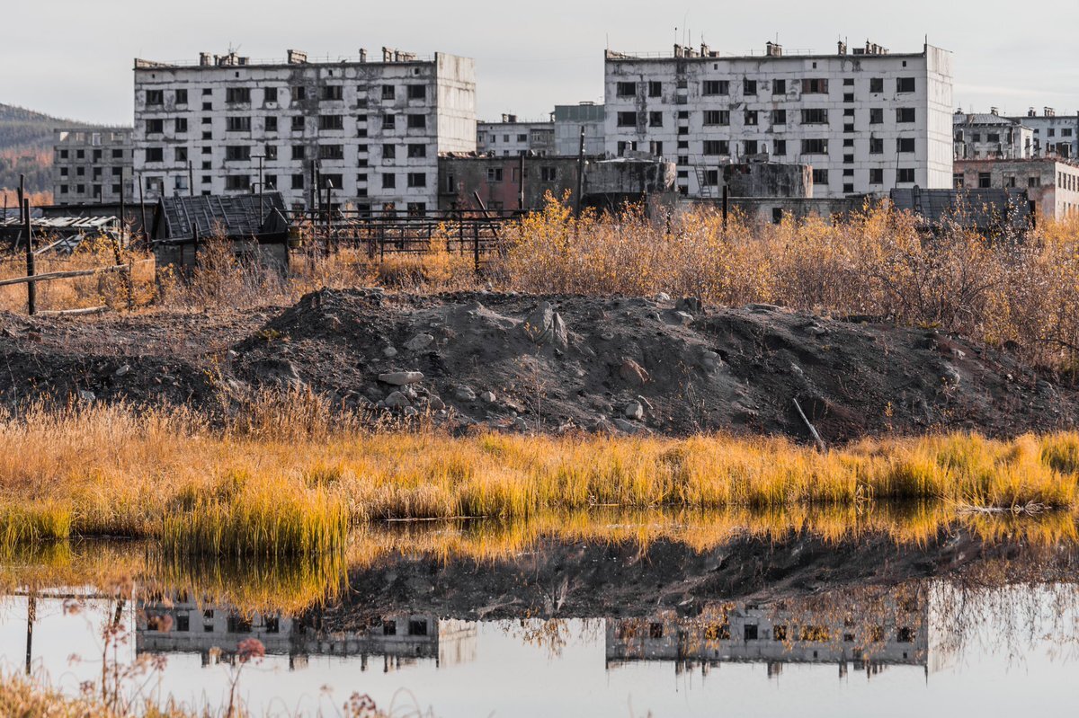 Кадыкчан. Горняцкий поселок на Колыме. Здесь добывали уголь. Уголь нужен был для Аркагалинской ГРЭС. ГРЭС нужна была для добычи золота и обеспечения инфраструктуры. В итоге, всему пришёл конец. 