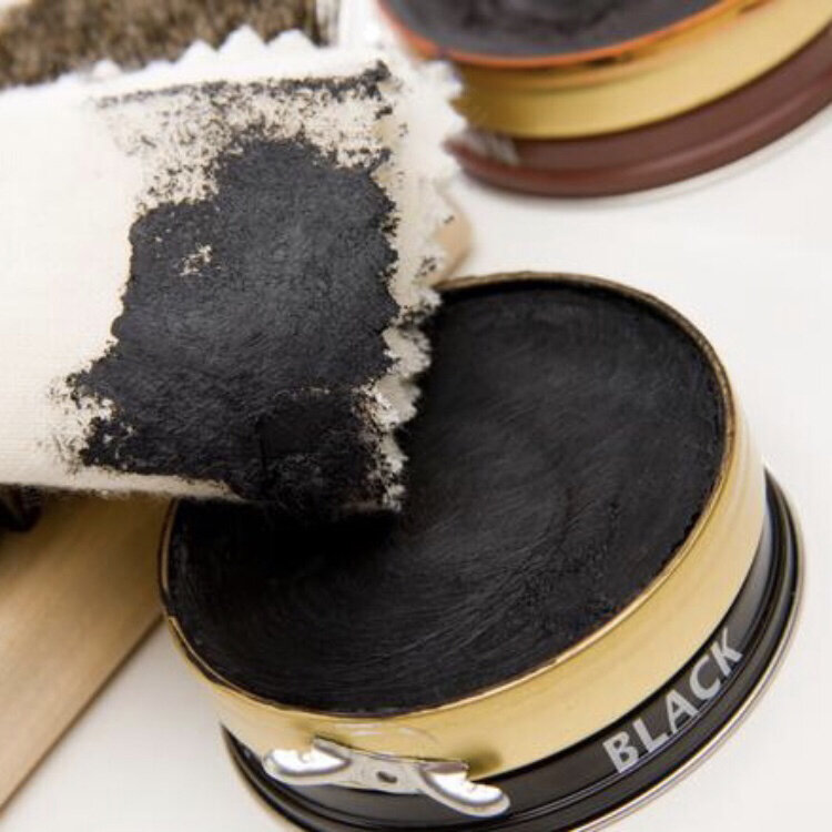 Обычный черный воск для обуви можно использовать как декоративную патину для перекрашенной мебели