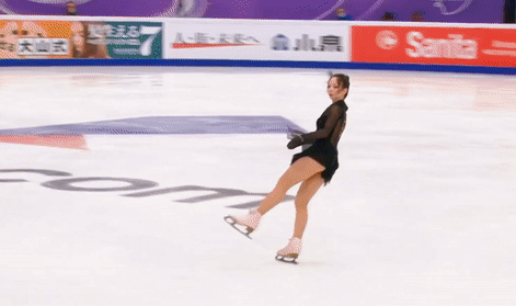 Елизавета Туктамышева выполняет каскад 3А + 2Т в ПП на этапе Гран-при (источник - 1tv.ru/sport)