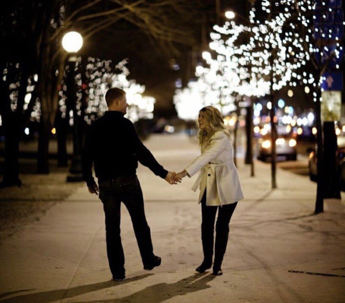 девушка гуляет с собакой. сиять гулять. гулять с собакой. собачка на прогулке. прогулка.