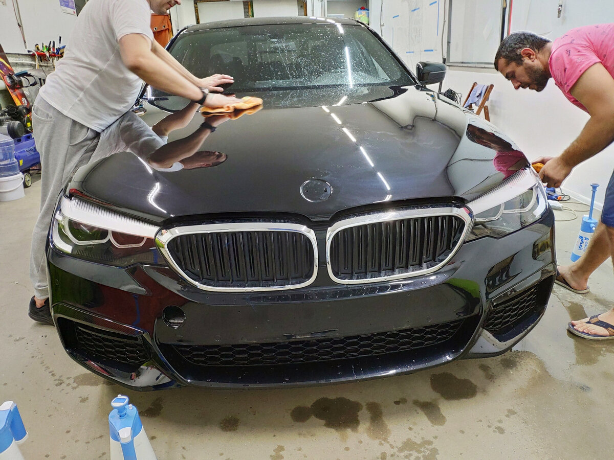 Оклейка  плёнкой становится всё более популярной: количество таких машин в потоке растет, соответственно множатся сервисы по оказанию этой услуги. Мы решили разобраться в плюсах и минусах оклейки авто антигравийными пленками — как виниловой (эконом-вариант), так и более современной и дорогой полиуретановой. 
Все пленки делятся на два больших вида: виниловые и полиуретановые. Виниловые пленки на рынке появились первыми: по своей структуре они ближе к пластику и могут изменять свой размер только при нагреве, затем затвердевают и становятся жёсткими. Антигравийные полиуретановые пленки по своим свойствам, составу и характеристикам ближе к резине: могут значительно растягиваться без нагрева, но при этом принимать исходные размеры .Антигравийная полиуретановая плёнка была разработана и впервые применена для нужд американской армии. Её наносили на лопасти вертолетов во время операции «Буря в пустыне», так как иначе лопасти очень быстро изнашивались в «песчаном» воздухе Ближнего Востока. Принципиальная разница в том, что виниловая плёнка, по сути, защищает только за счёт толщины, а полиуретановая — своими свойствами. Зимой при низких температурах полиуретановые плёнки не теряют своих защитных способностей, а вот виниловые «дубеют» ещё больше, и порвать их не составляет никакого труда. Цветные и хромовые плёнки тоже имеют защитную функцию, но за счет меньшей толщины (70-100 микрон) пробить её проще. Однако есть серии цветных плёнок, которые по толщине такие же, как защитные — они так же эффективно защищают кузов, как и обычные, при этом ещё и меняют внешний вид автомобиля. «Но, как правило, людей, заказывающих цветные плёнки, в первую очередь все же интересует внешний вид, а не защита» 


