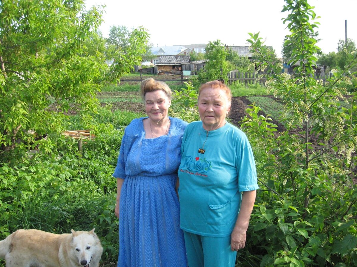 Справа моя бабушка, слева ее сестра