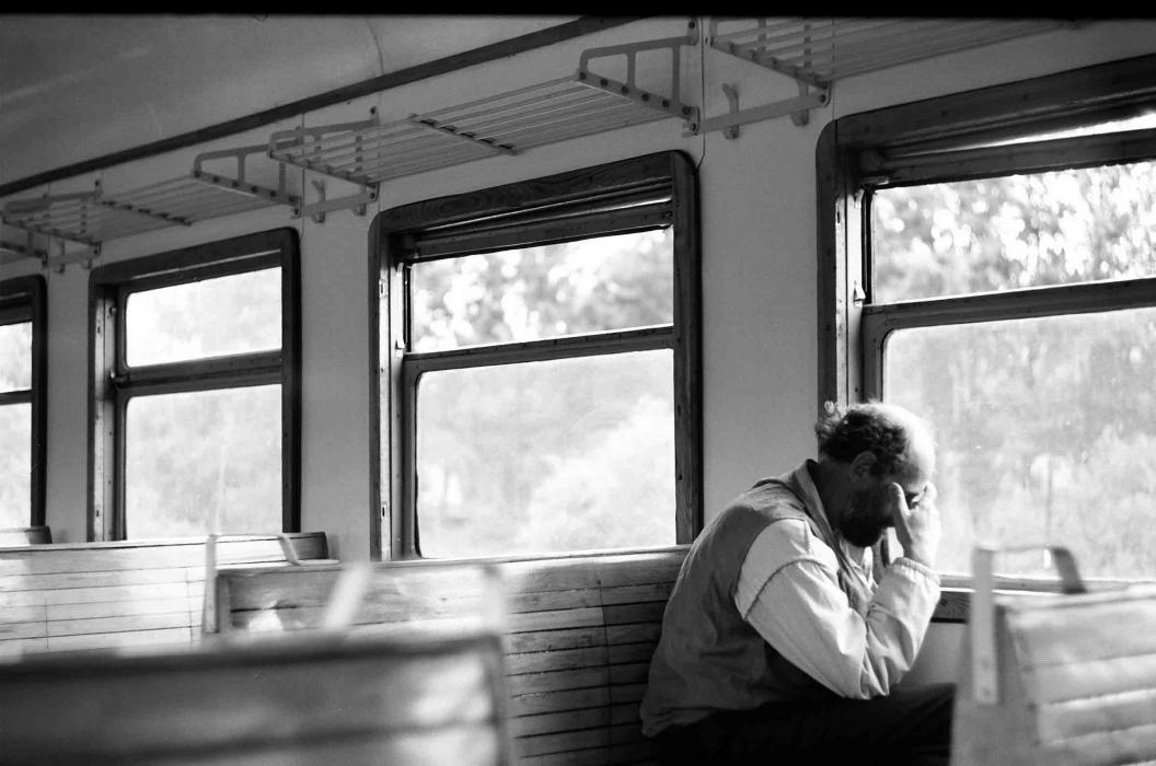 Поезд грусти и печали. Окно поезда. Вид из окна поезда. Вид из окна вагона. Окно вагона.