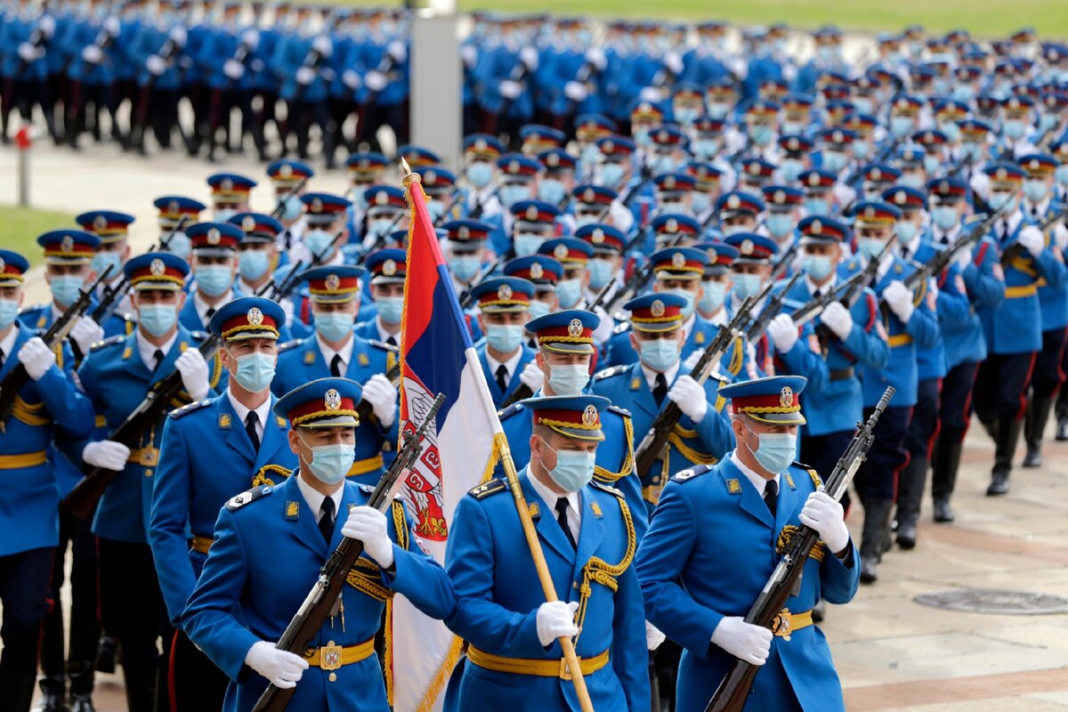 Сербский почетный караул во время церемонии - Фото: EPA/TASS