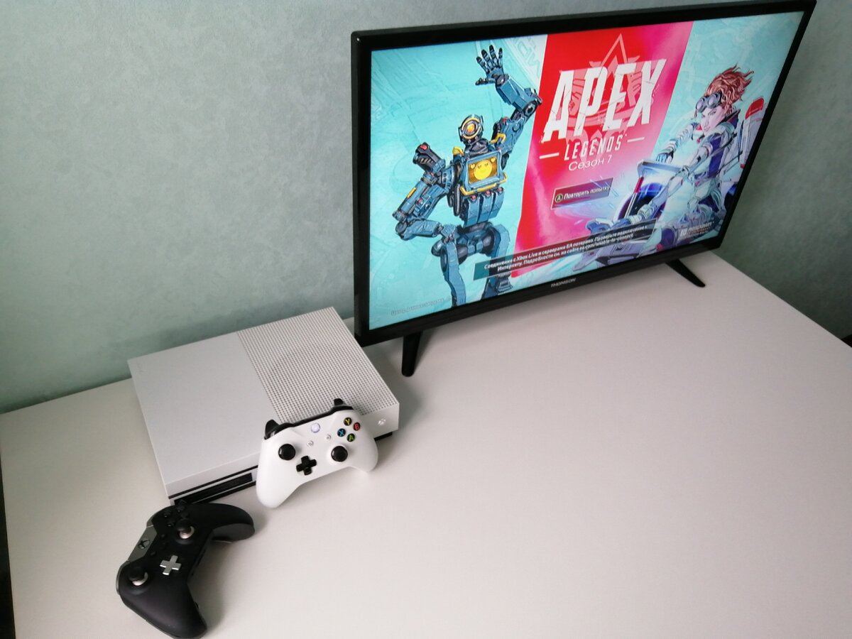 Консоль xbox one s, стоковый геймпад и геймпад xbox elite controller.