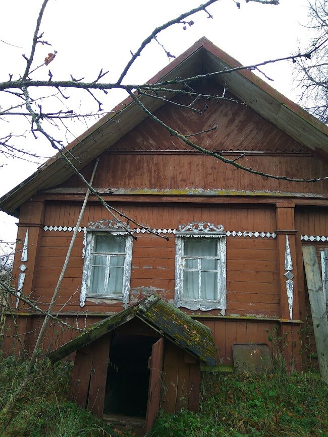 На фото наш дом на момент покупки, в подвале вода, пол сгнил, фундамент просел на 10-12см на одну сторону. Дом относительно не старый (50-60х годов), просто так строили...