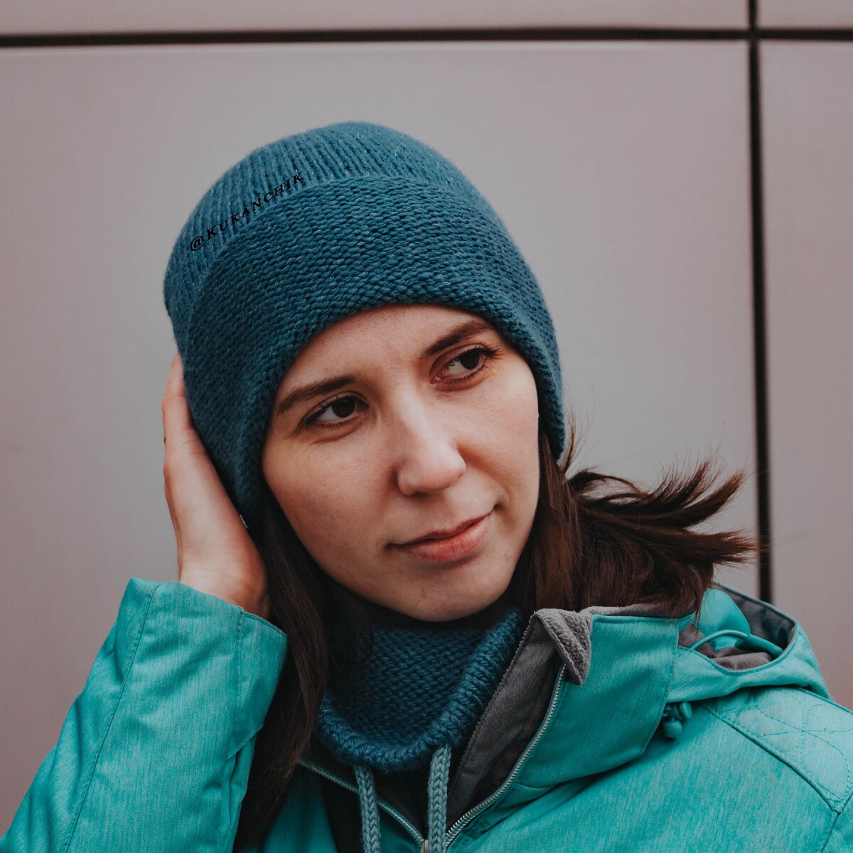 Я в вязаной спицами шапке бини из бобинного мериноса. Фото автора канала Ксения Kukanchik