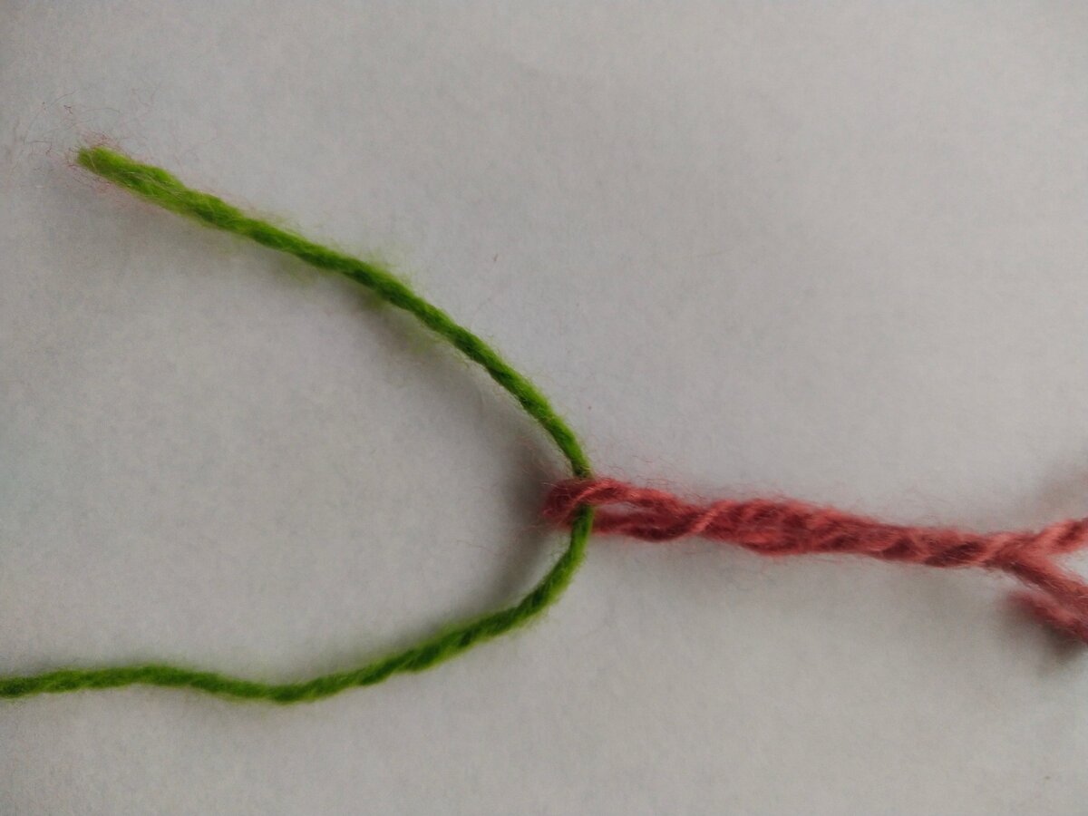 	Продеваем в петельку нить от другого клубка 