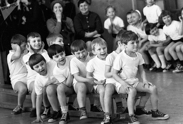 Всем привет! Сегодня свежий выпуск моей постоянной рубрики с тематической подборкой ретро фотографий времен СССР.-12