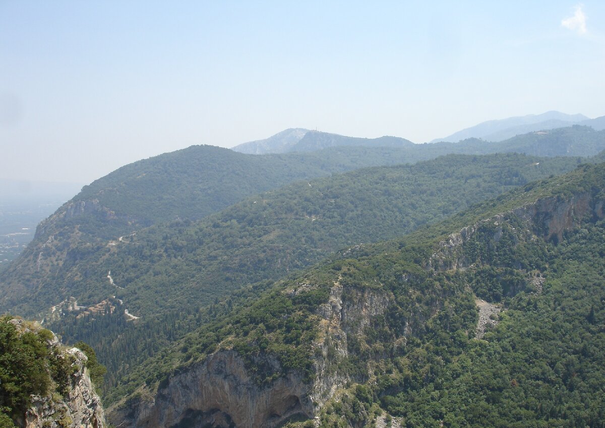 Тайгет туапсе личный. Гора Тайгет Спарта. Гора Тайгет в Греции. Тайгет Пелопоннес. Ущелье в горах Тайгета.