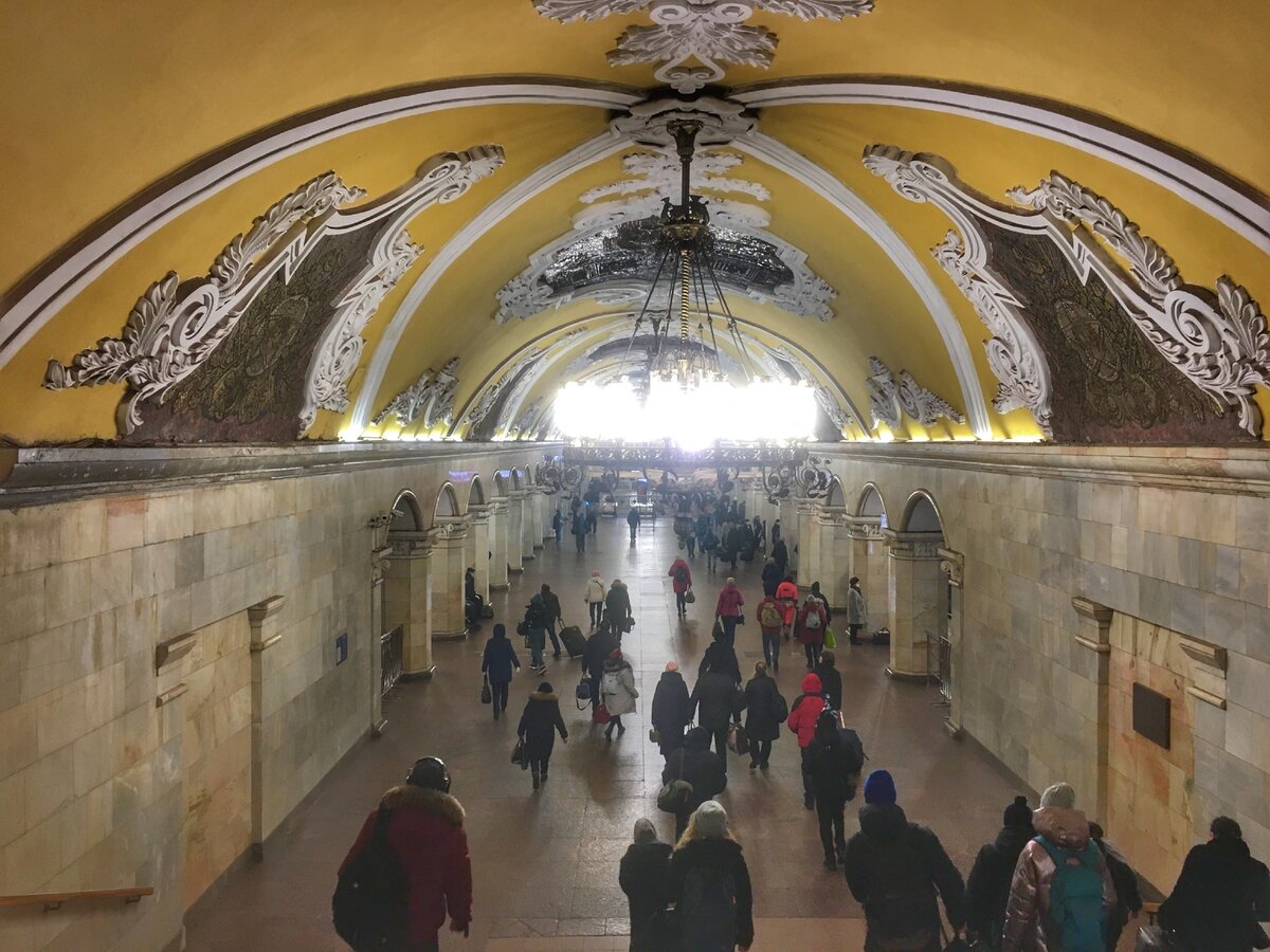 Станция метро "Комсомольская" Кольцевой линии, фото автора. Листайте галерею