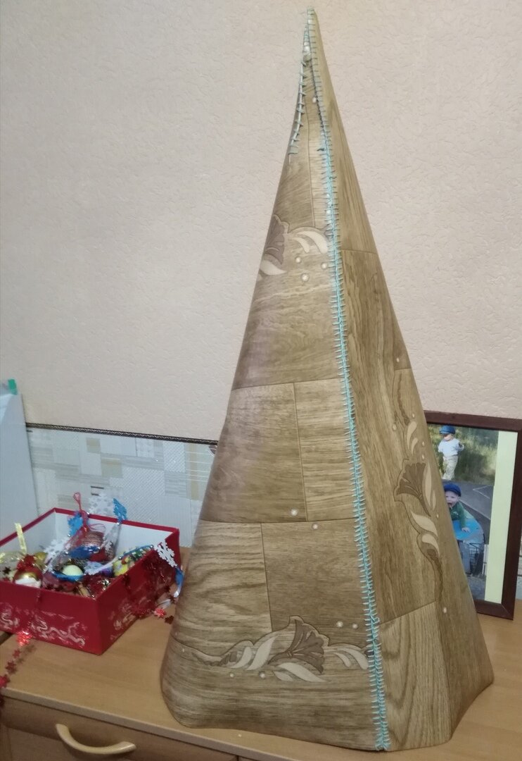 Конус высотой около метра.