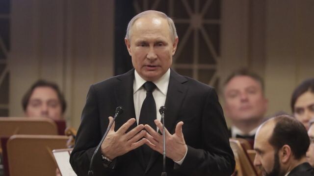 АВТОР ФОТО,MIKHAIL METZEL/TASSПодпись к фото,Путин уверяет, что Медведев заранее знал о своем уходе с поста премьера