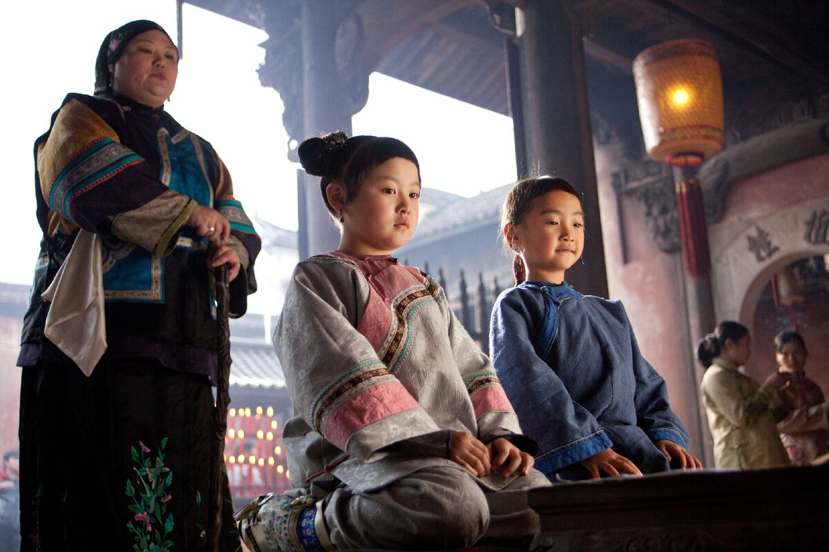 Кадр из фильма. Девочки вместе учатся писать иероглифы нюйшу, чтобы поддерживать связь в будущем.