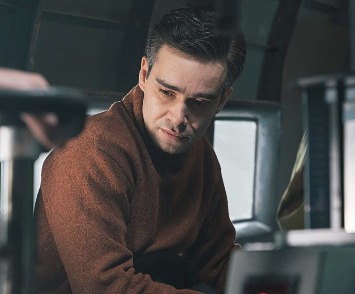 Пётр Фёдоров в образе майора КГБ Олега Костина, расследующего таинственную гибель группы Дятлова. 