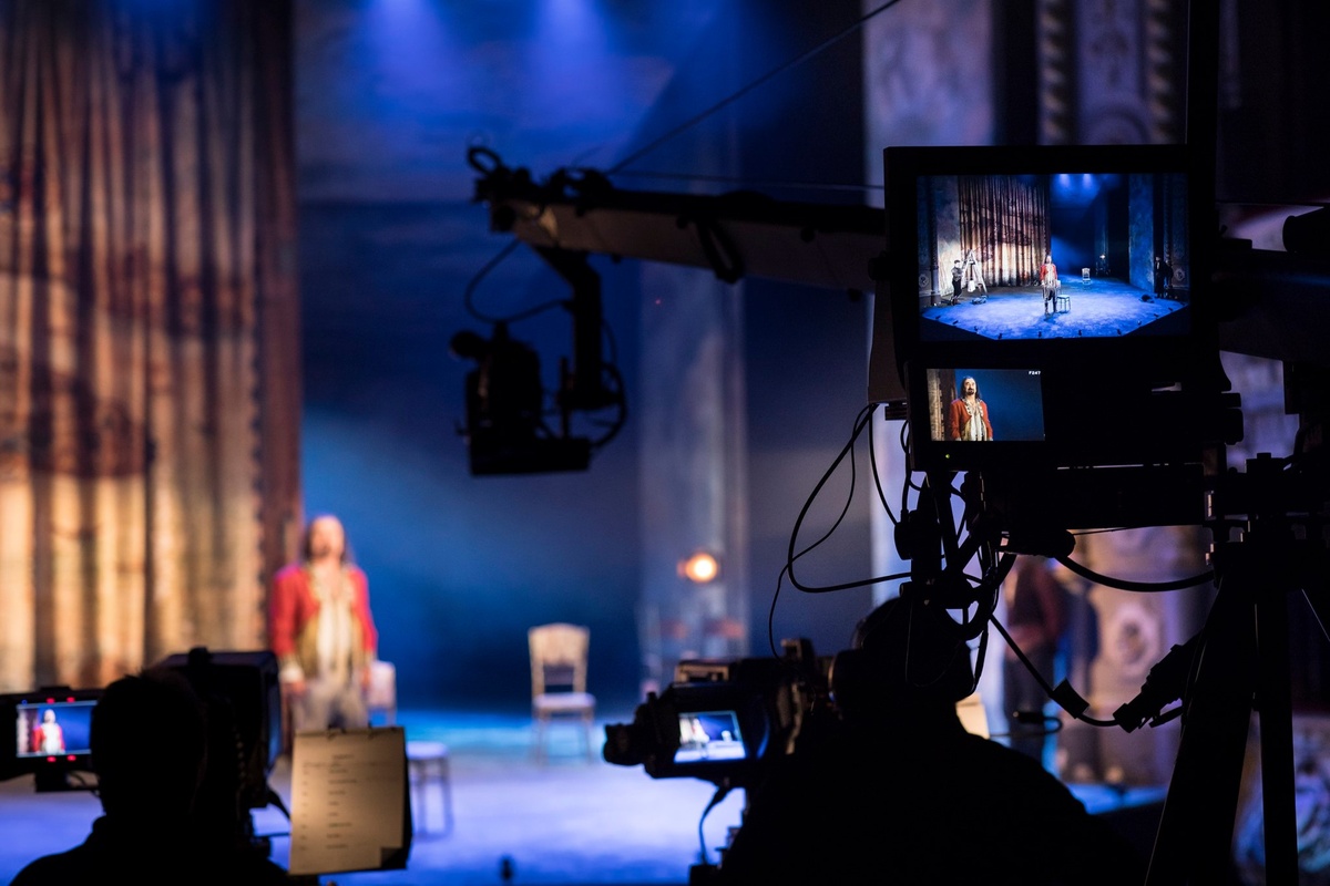 Внимание! Снимается театр