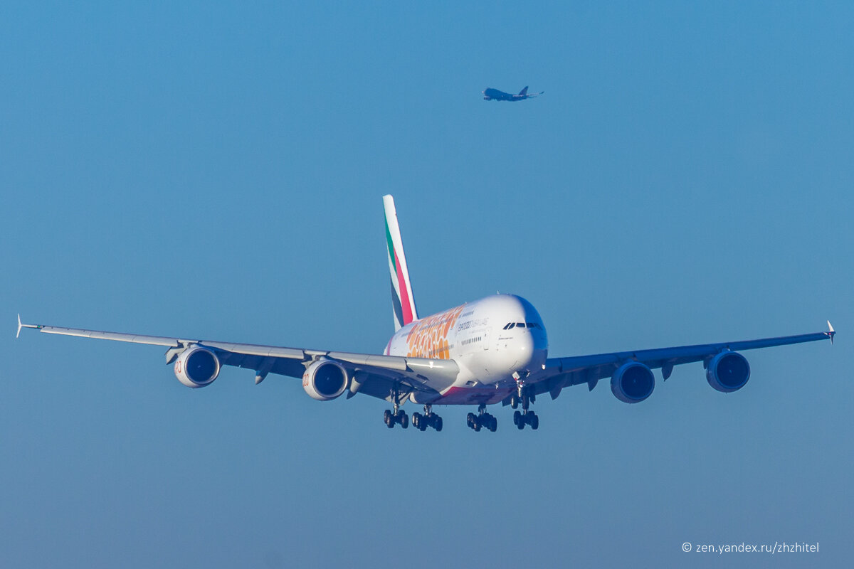 Airbus A380 авиакомпании Emirates, На заднем плане Boeing 747 Asiana Cargo