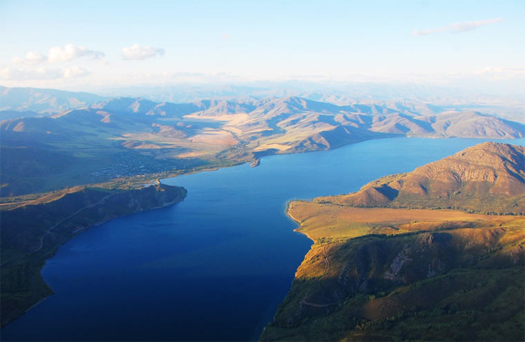 Естественное грандиозное украшение природы сибирского края — основной приток Оби. В контексте этого определения Иртыш обладает рекордной длиной, равняющейся 4248 километрам. Река несёт воды с юга на север, минуя приграничные территории Китая и Монголии, степи Казахстана и долы России. Соединяясь с акваторией Оби, водный поток устремляется к Северному Ледовитому океану. Могучий приток за свою историю часто менял вектор течения, попутно деформируя окружающий рельеф. Согласно современной географии, основной участок реки протекает по Западно-Сибирской низменности, исток расположен на востоке Алтайских гор. Иртыш имеет огромное значение для экономики сибирского региона. Функционирующие дамбы, плотины, отлаженное судоходство красноречиво это подтверждают. Искусственные сооружения поддерживают постоянный уровень воды, а питание реки осуществляется в основном за счёт таяния льда и снега.