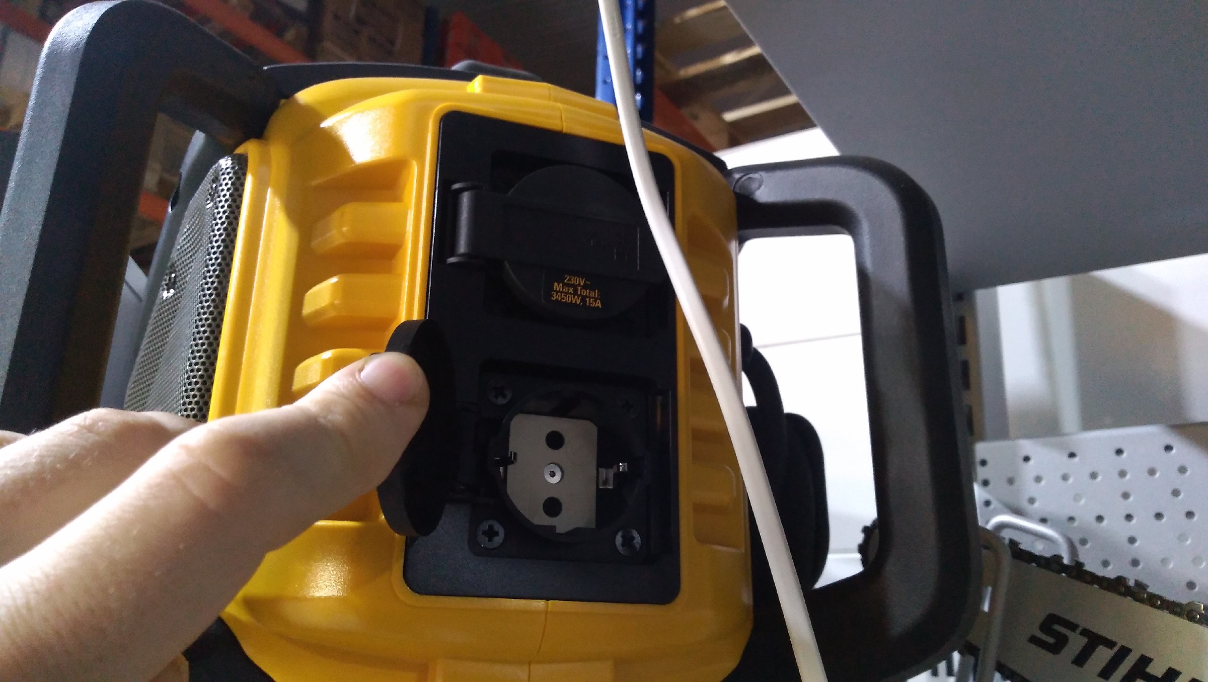 Увидел в продаже топовую систему DeWALT. Кроме музыки есть хитрости и для строителей. Заказал жене на Новый год1