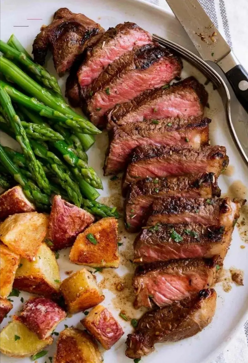 Стейк с разрезом и гарниром.