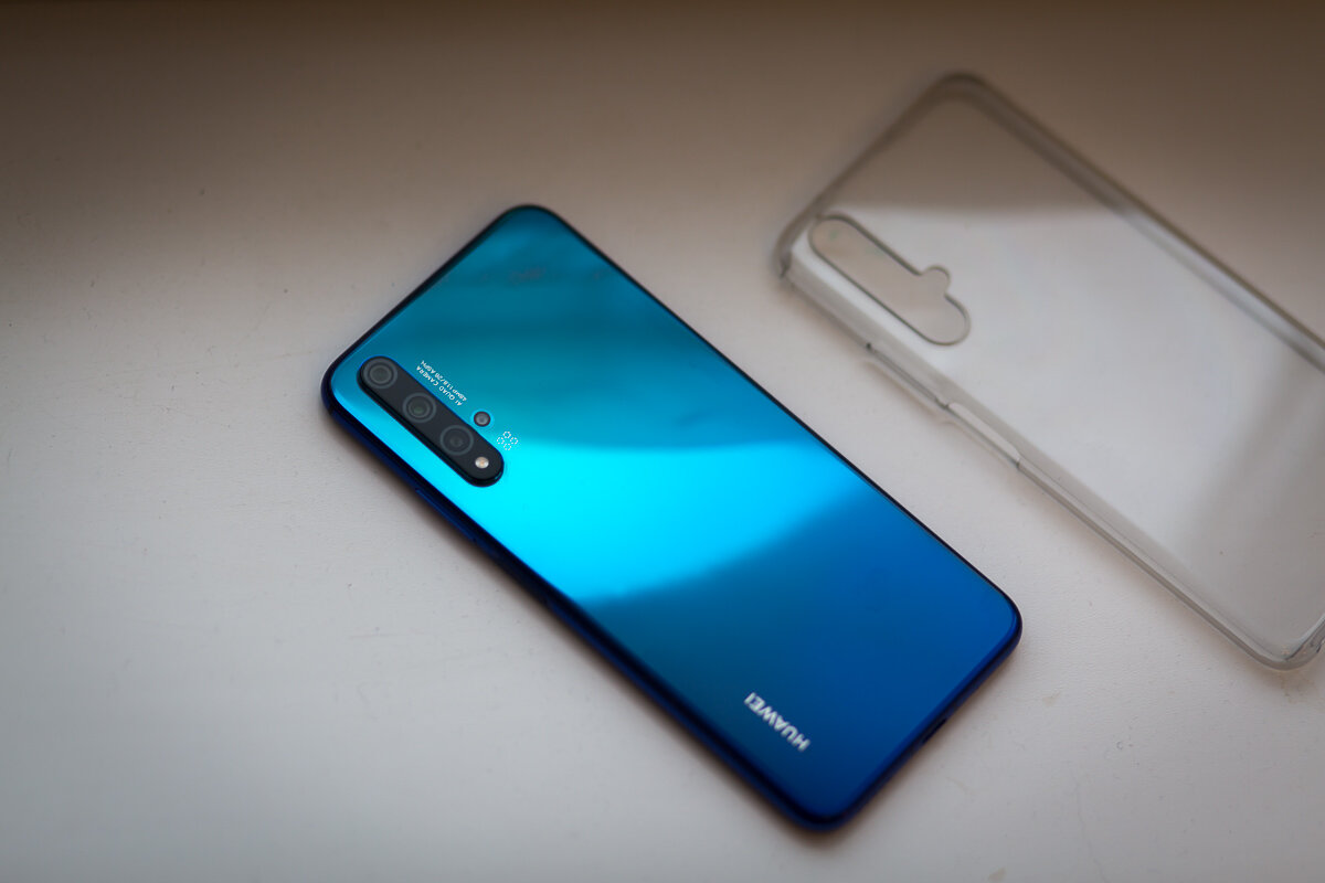 Приятный синий цвет, чехол в комплекте.