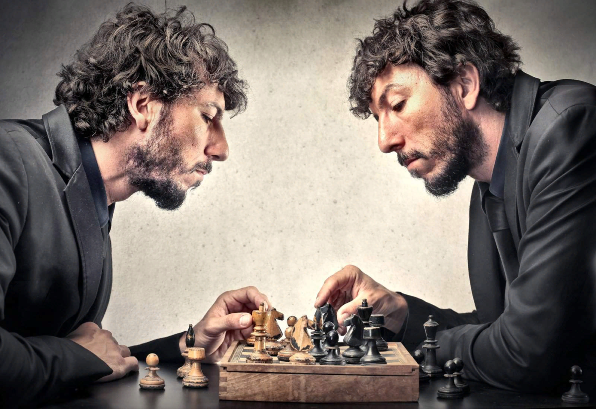 Борьба противоречий. Разговор с самим собой. Борьба с самим собой. Мужчина играющий в шахматы. Общение с самим собой.