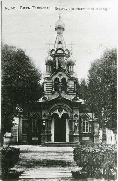 Построен в 1898 по проекту  А.Л.Бенуа при учительской семинарии.