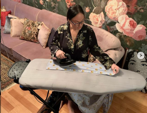 Гузеева рекламирует гладильную систему в своем доме. Фото: @_larisa_guzeeva