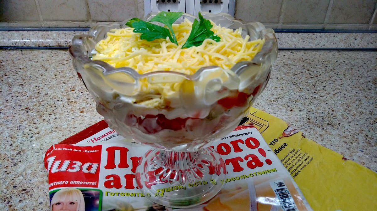 А это просто один из самых наших любимейших салатов - слоёный салат "Нежный краб". Салат действительно обалденный. Рецепту уже более 10-ти лет, а он не приедается. Рецепт внизу.