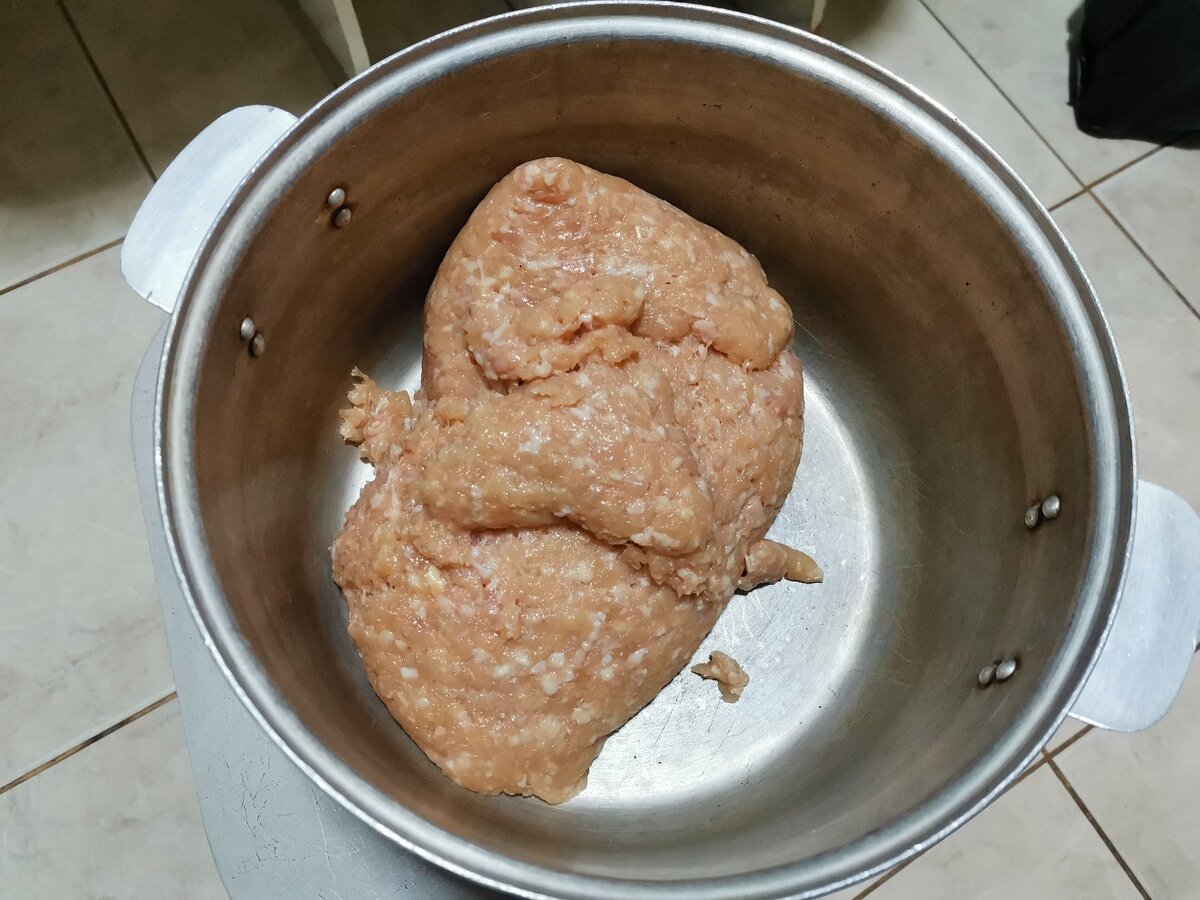 1 кг куриного фарша. 