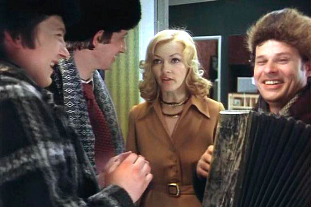 настоящее новогоднее веселье только в эпизодах, когда приходят мужчины ошибшиеся адресом или соседки-подружки Нади