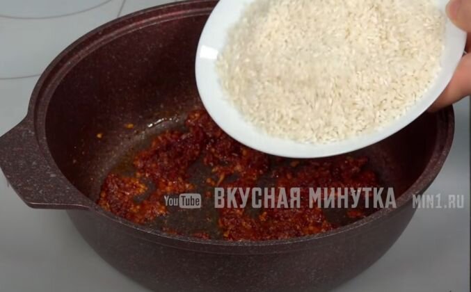 1. Обжариваем на растительном масле лук, до момента когда он станет золотистым. Далее добавляем красную паприку, и чили, томатную пасту, перемешиваем. Высыпаем заранее промытый и просушенный рис в сотейник. Перемешиваем и обжариваем 2-3 минутки.