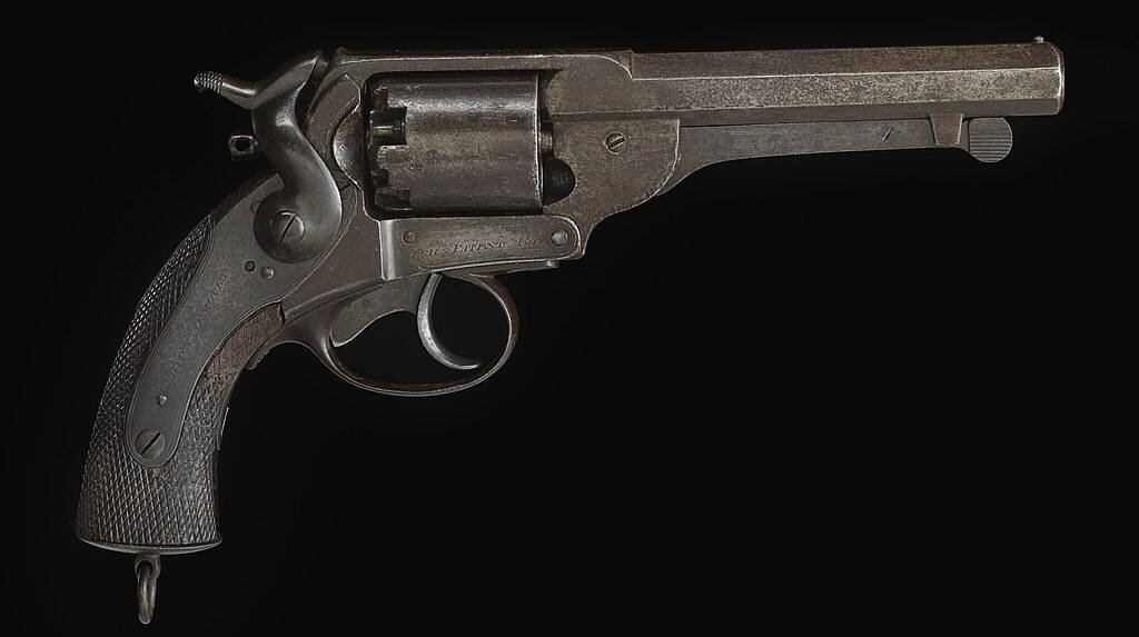 Пятизарядный револьвер Карра производства «Лондонской оружейной компании». Калибр .44. Обратите внимание на характерной формы рычаг для тугой загонки пули под стволом. (National Museum of American History) 
