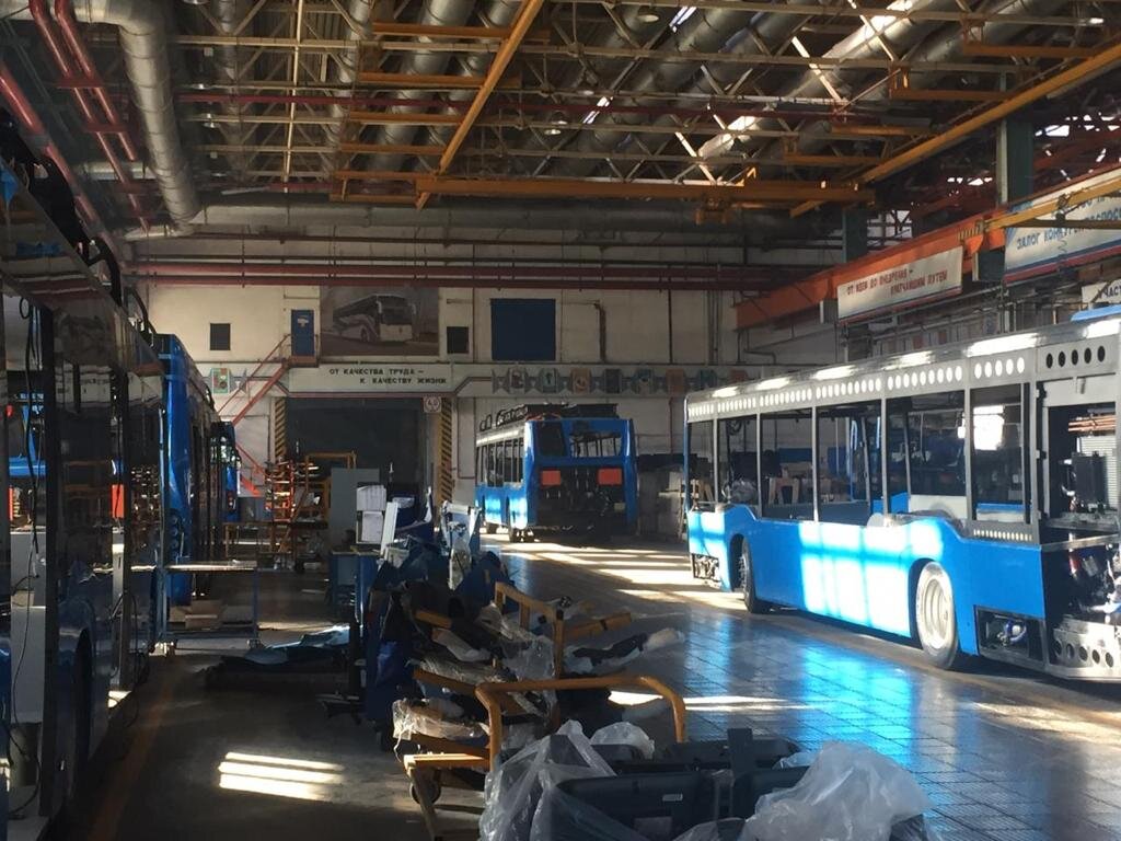 Ну как? Впечатляет? Наверное у Бакулина на Волгабасе куда опрятней на производстве. А тут что? Смотрите сами. 