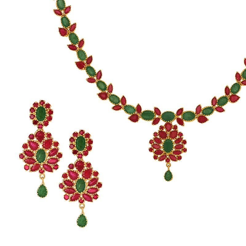 Комплект с рубинами и изумрудами (фото: https://www.rajjewels.com/women-s-ruby-emerald-22-kt-yellow-gold-floral-3-piece-necklace-set-gs835.html#)
