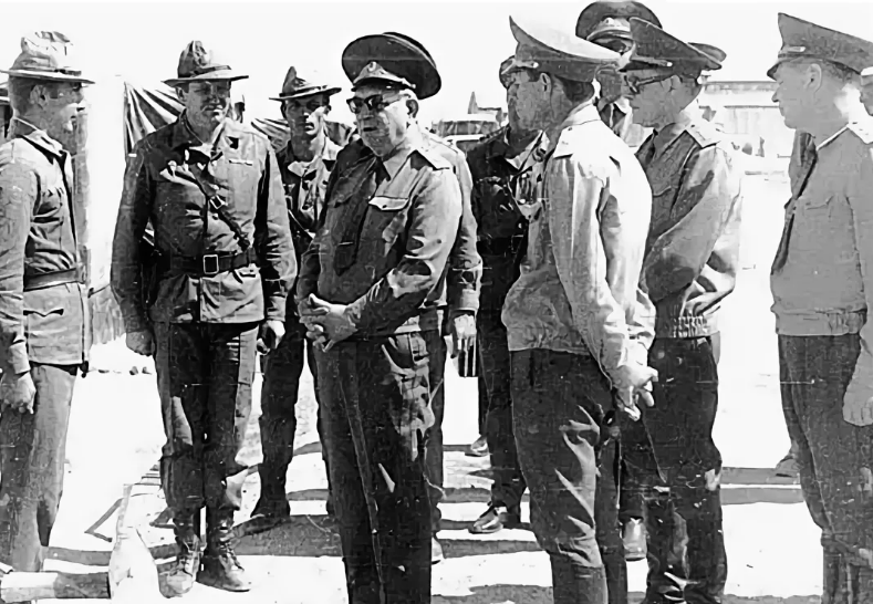 Проверяющие в 103 ВДД. На первом плане, похоже генерал-майор Слюсарь. Фото из открытых источников.