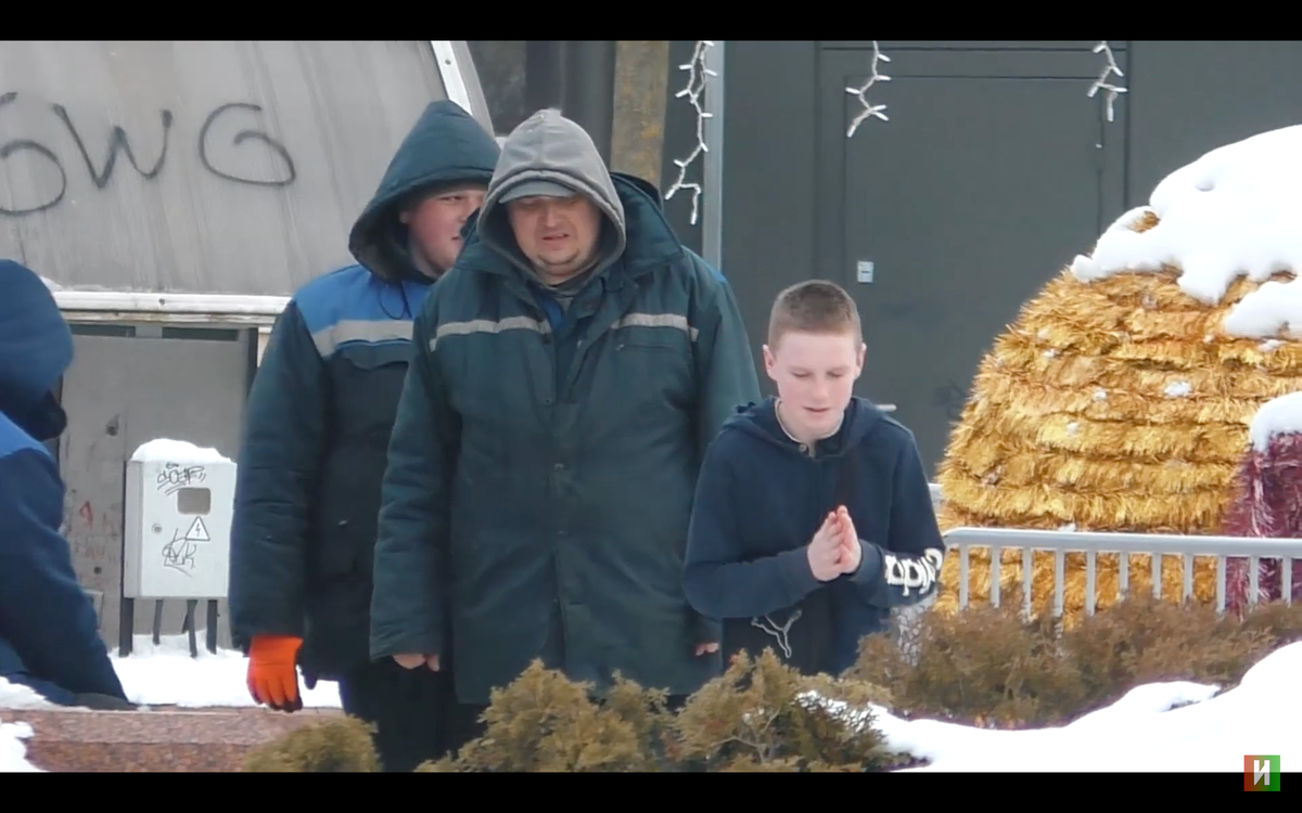 Он остался один, без верхней одежды( в -25 градусов ) остался на улице. Что было дальше смотри в видео.