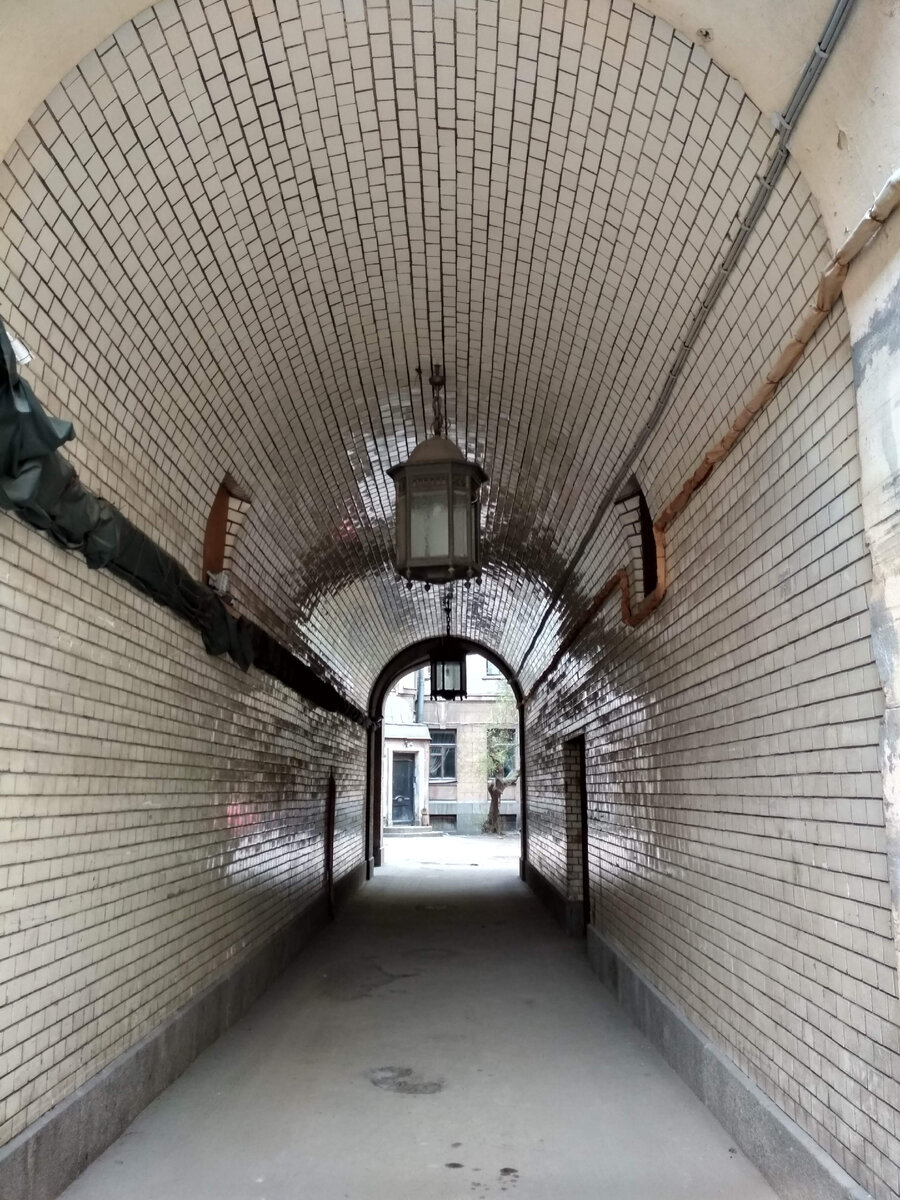 "Зеркальная" арка в Питере