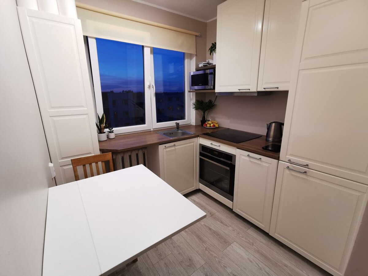 Ламинат в помещении уложен в направлении от окна - это тоже визуально "удлиняет" помещение при естественном освещении