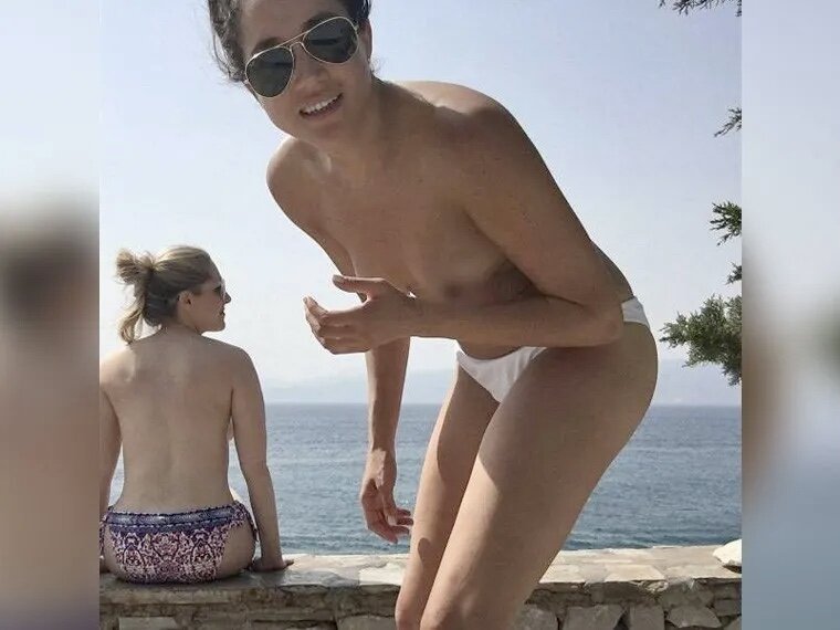 Очень достойно, с учетом, что появилось это в интернете добровольно, папарацци из-за кустов не снимали, как Кейт